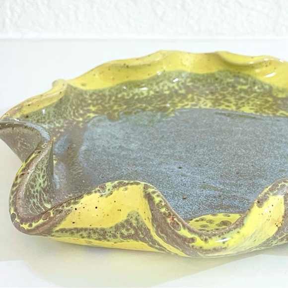Ruffle Dish Artist Signed Pottery - Picture 7 of 11